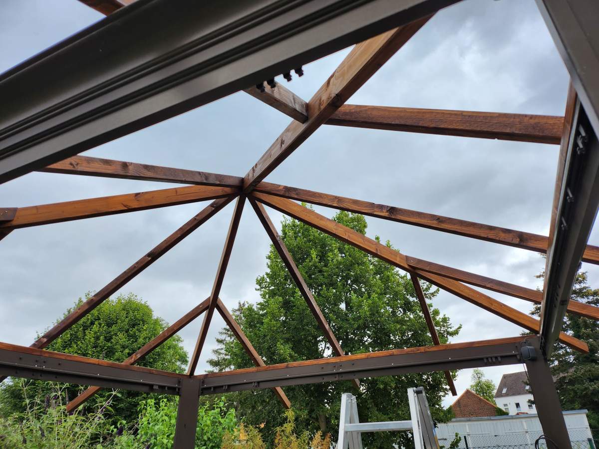 Pavillon mit Dachschindeln in Strausberg