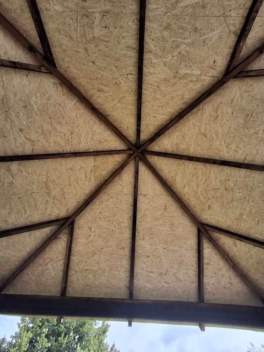 Pavillon mit Dachschindeln in Strausberg