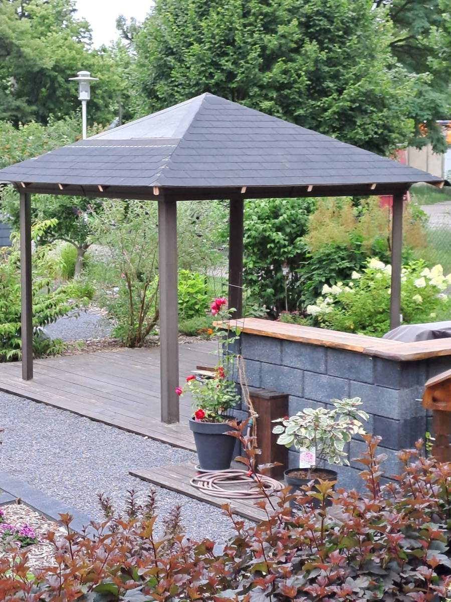 Pavillon mit Dachschindeln in Strausberg