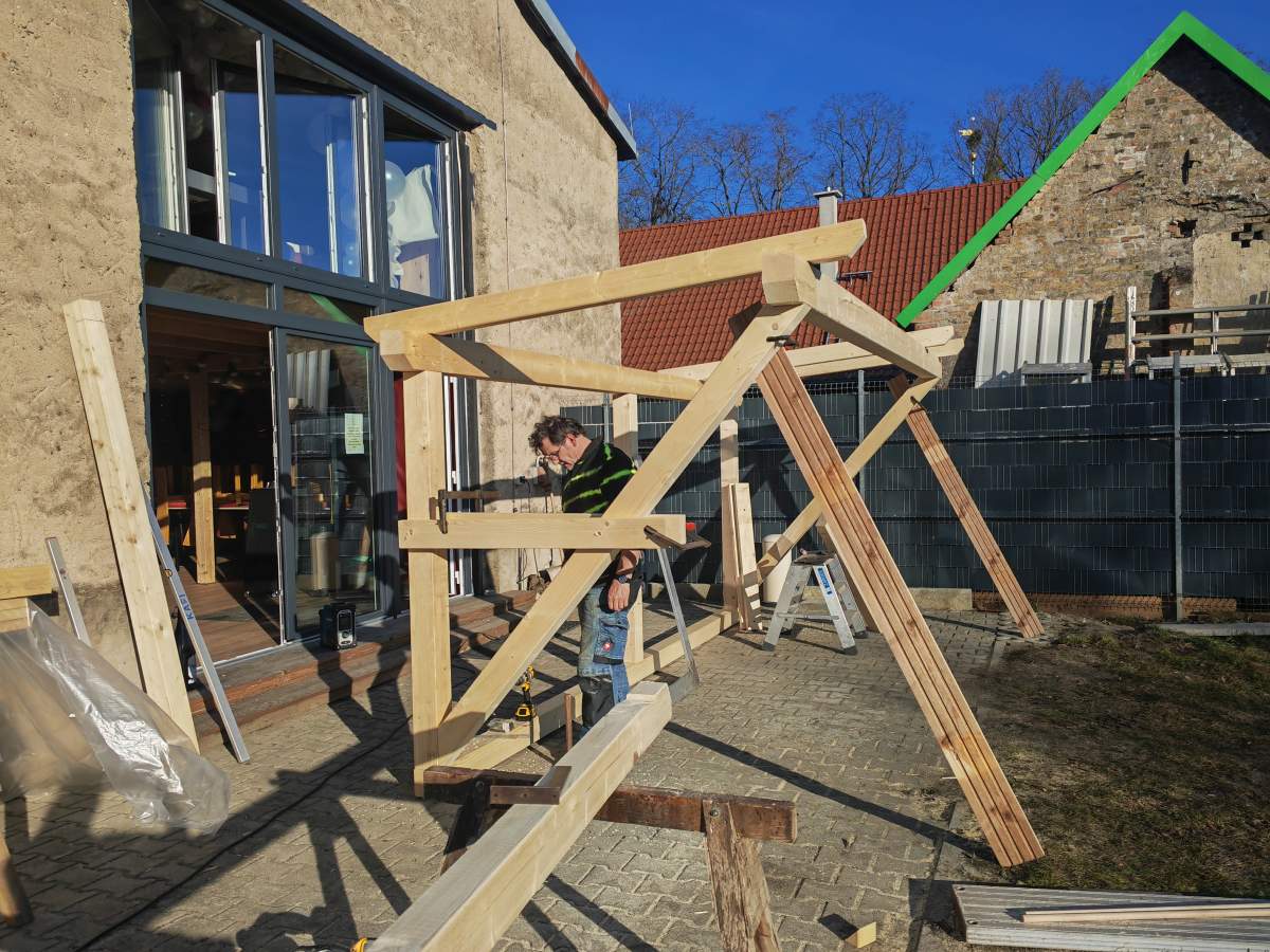 Unterstand mit Holzbau und Blechdach in Eberswalde