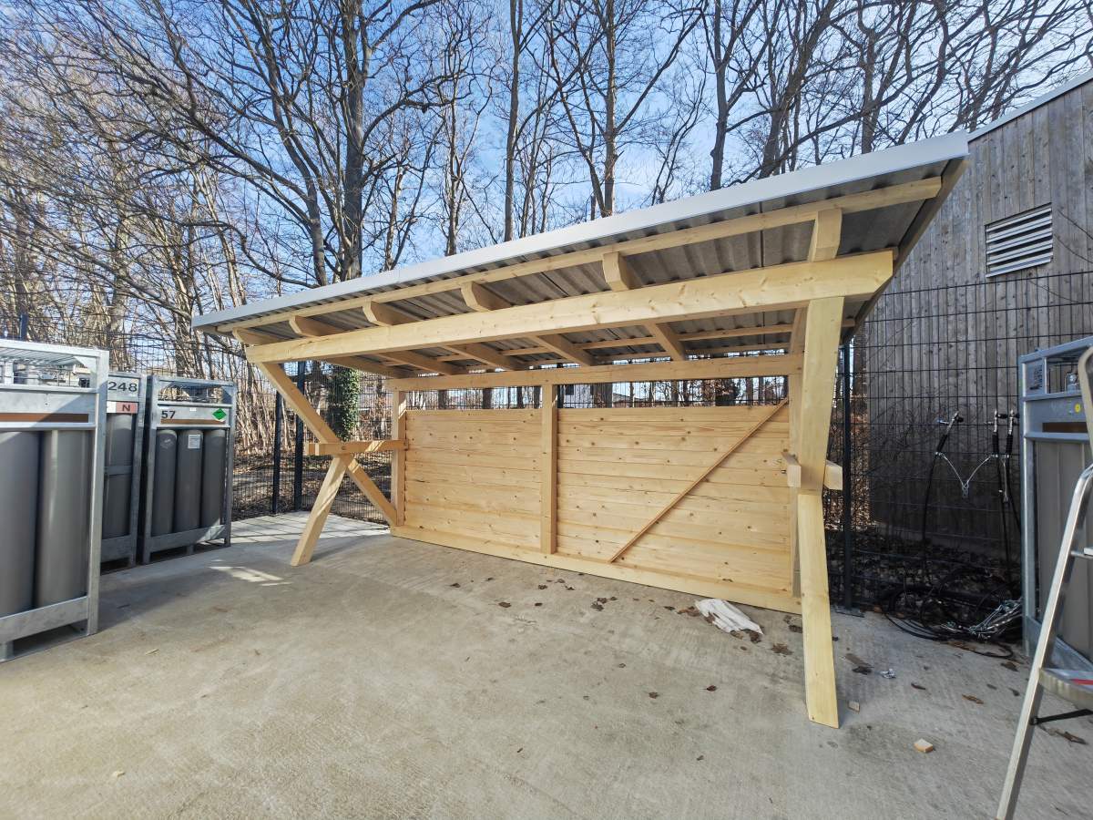 Unterstand mit Holzbau und Blechdach in Eberswalde